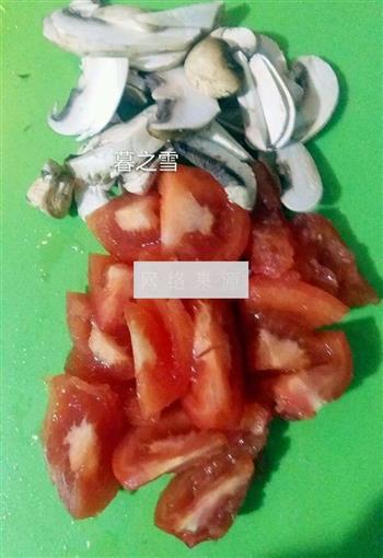 西红柿蘑菇蛋花汤的做法步骤1