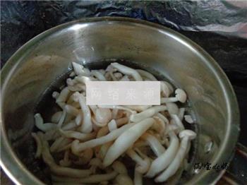 肉丝炒蘑菇的做法步骤2