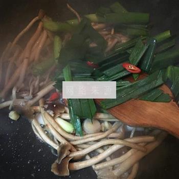 茶树菇炒蒜苗的做法图解7