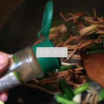 茶树菇炒蒜苗的做法图解8