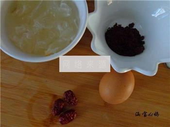 红糖银耳炖鸡蛋的做法步骤1