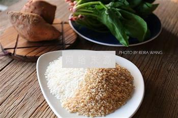 红薯菠菜糙米饭的做法步骤1