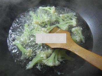 丁香鱼炒花菜的做法步骤3