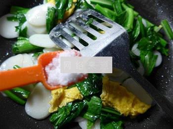 鸡蛋油菜蕻炒年糕的做法步骤10