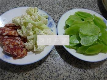 花菜麻辣香肠炒莴笋的做法步骤1