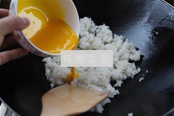 葱香黄金蛋炒饭的做法步骤4