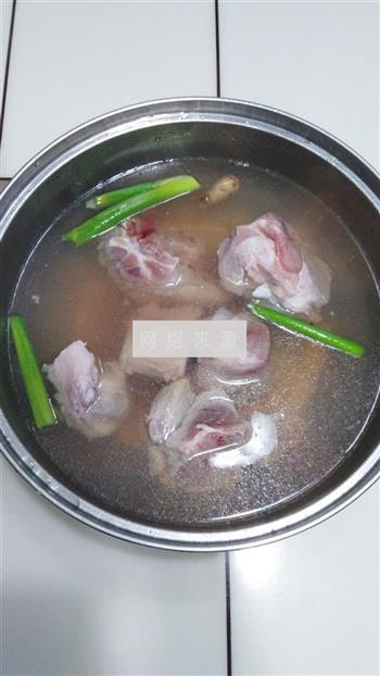 荸荠莲藕筒骨汤的做法步骤1