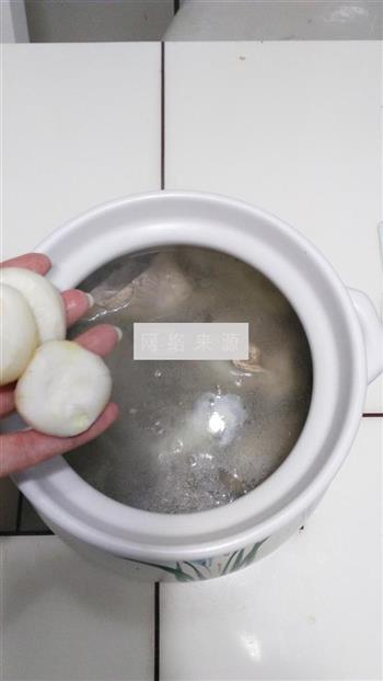 荸荠莲藕筒骨汤的做法步骤4