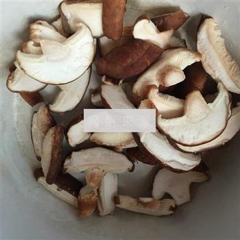 香菇豆腐玉米炖骨头的做法步骤2