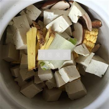 香菇豆腐玉米炖骨头的做法步骤4