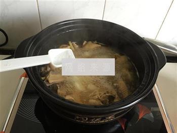 母鸡山药菌菇汤的做法步骤6