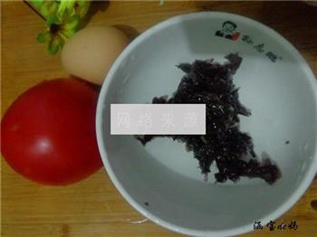 番茄紫菜蛋花汤的做法图解1