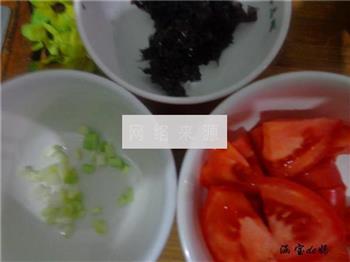 番茄紫菜蛋花汤的做法步骤2