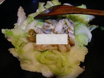 海螺炒白菜片的做法图解2