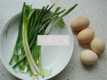 蒜苗炒鸡蛋的做法步骤1