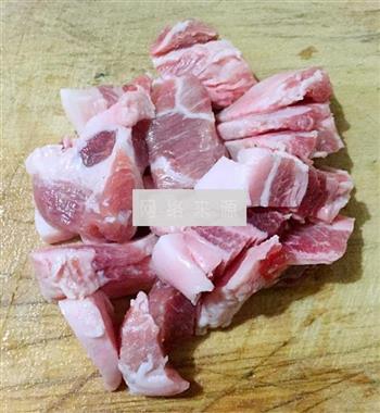 五花肉炖豆腐海带的做法图解1