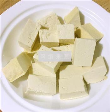 五花肉炖豆腐海带的做法图解2