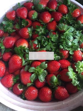 自制草莓酱的做法图解1