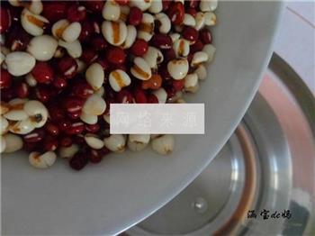 红豆薏米牛奶粥的做法图解3