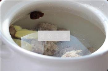 莲藕山药排骨汤的做法步骤3