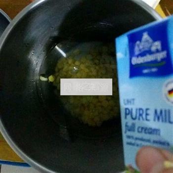 奶香玉米汁的做法图解3