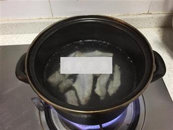 马蹄粟米腊鸡汤的做法图解2