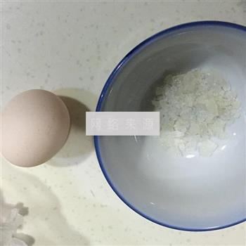 冰糖蒸鸡蛋的做法图解1