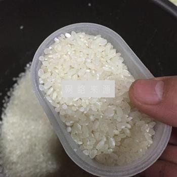 养生小米粥的做法图解1