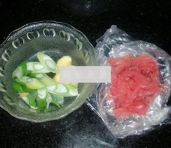 香菇肉丝菠菜面的做法步骤2