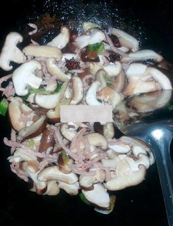 香菇肉丝菠菜面的做法步骤4