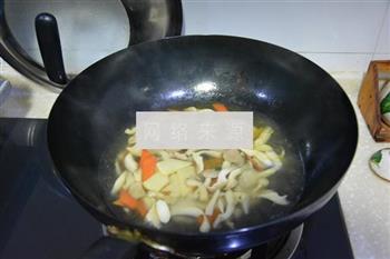 菌菇汤的做法步骤3