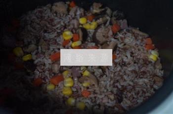 红糙米咸肉香菇焖饭的做法图解4