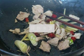 野生小黄蘑炒肉片的做法步骤5