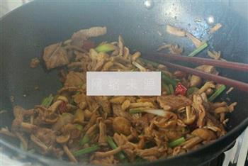 野生小黄蘑炒肉片的做法步骤7