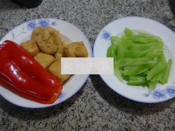 红椒油豆腐炒莴笋的做法步骤1