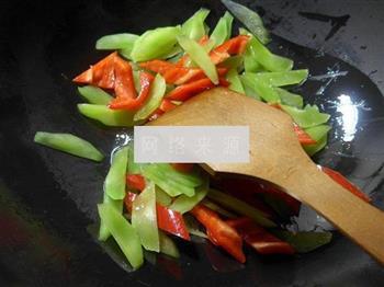 红椒油豆腐炒莴笋的做法步骤4