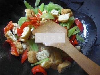 红椒油豆腐炒莴笋的做法步骤5