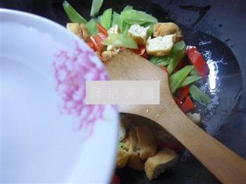 红椒油豆腐炒莴笋的做法步骤6