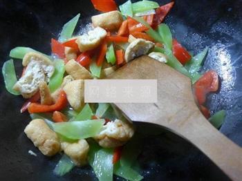 红椒油豆腐炒莴笋的做法步骤7