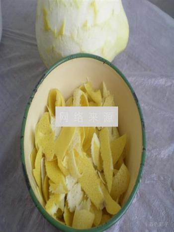 糖渍柚子皮的做法图解2