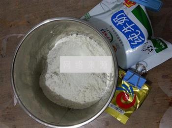 牛奶吐司面包的做法步骤1