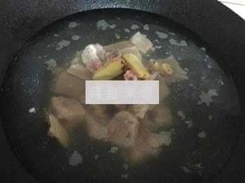玉米莲藕排骨汤的做法图解5