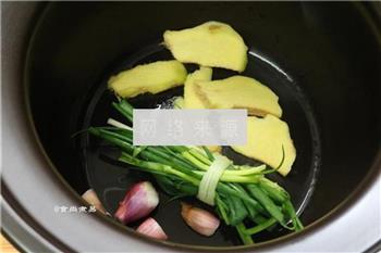 姜葱砂锅鸡的做法图解5