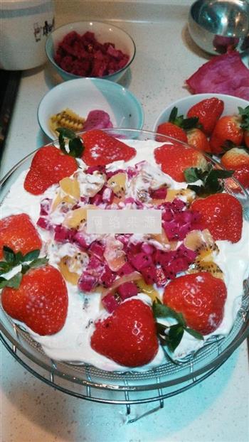草莓圣诞老人裸蛋糕的做法步骤12