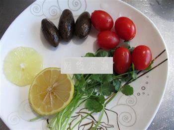 番茄橄榄鲈鱼沙拉的做法步骤6