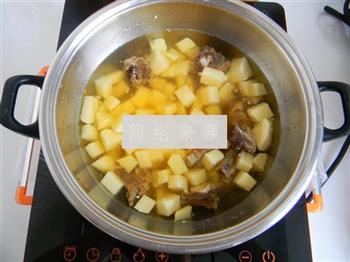 排骨土豆焖饭的做法图解3