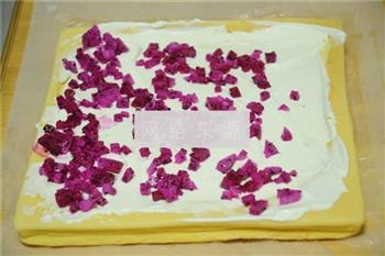 火龙果奶油蛋糕卷的做法步骤9