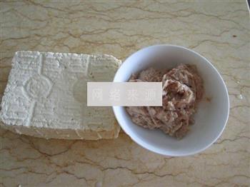 茄汁干贝松仁酿豆腐的做法步骤1