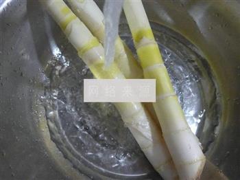 黄花菜千张结烧雷笋的做法步骤2