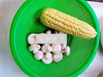 玉米骨头煲的做法步骤1